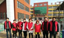 校门口的老爷爷是道靓丽的风景线