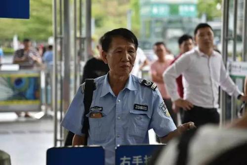 在出口中等待很长一段时间