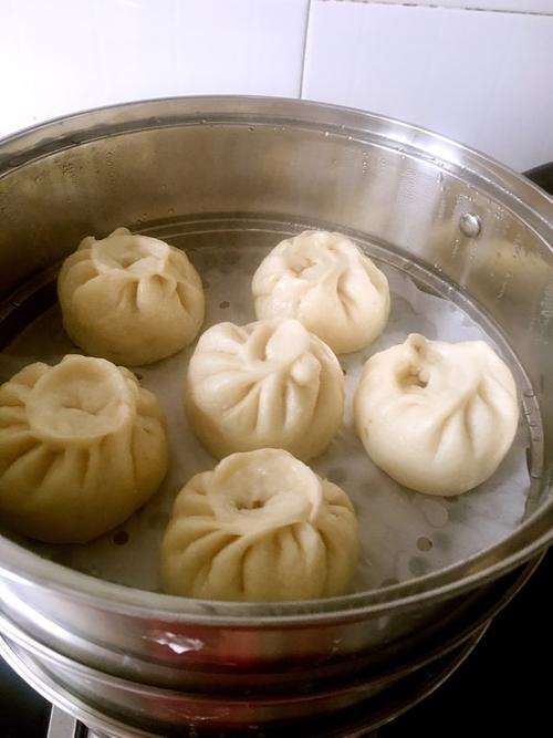我和母亲一起做面包。
