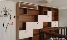 书架上的一张照片