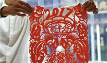 跟非遗传承人学剪窗花