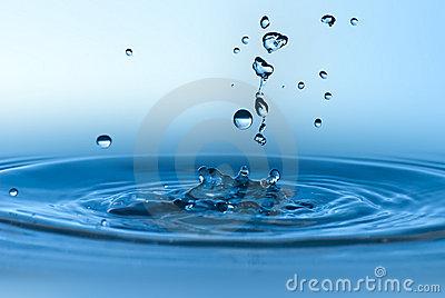 水是蓝色的