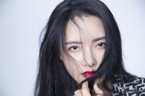 在哭之后，我抬起头来。