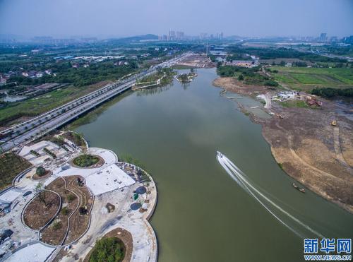 美丽的城市河流