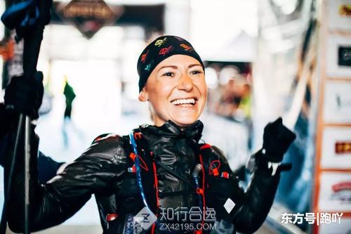 目前穿过终点线