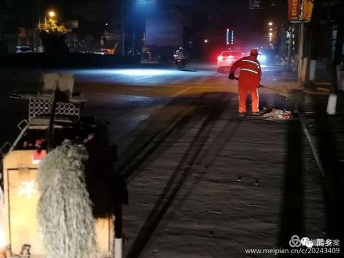 爱在橙色的路灯下