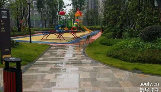 半岛游泳池