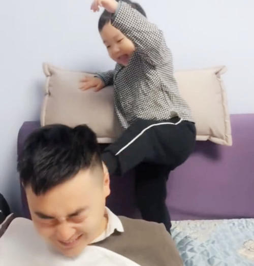 我正在帮助我父亲洗头发。
