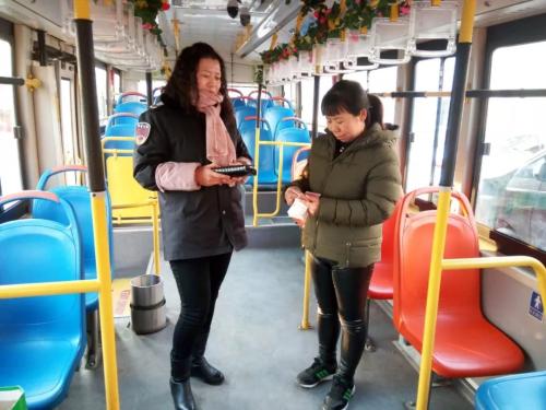 在公共汽车上的家庭