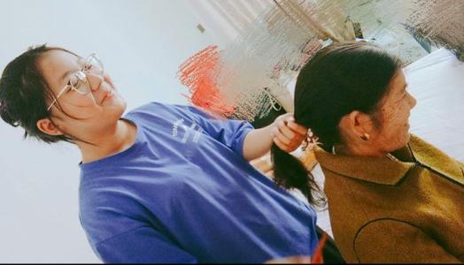 我为祖母梳理头发。