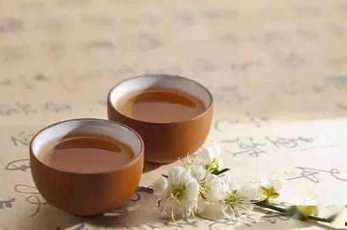 幸福伴随着温暖的茶