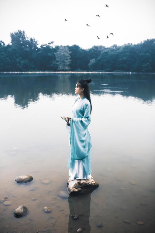在竹林中思考