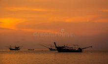 暮色中那艘摇曳的小船