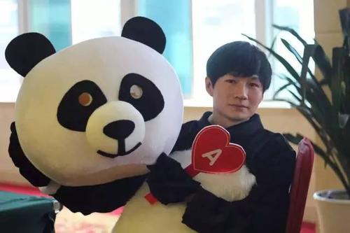 乐于助人的熊猫店老板