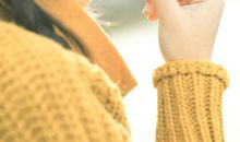 挥着辫子的姑娘