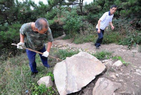 他阻碍了我在路上