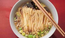 那颗眼泪滴落在了碗里