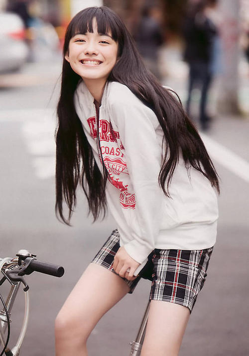 笑着小女孩