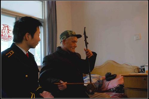 请给老人提供更多的照顾