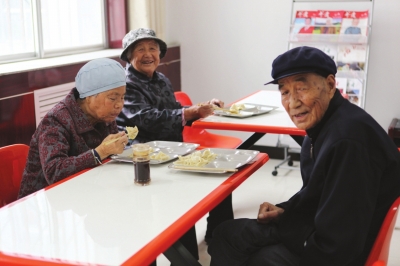 “饮用宾客”进入教室