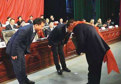 鞠鞠躬躬