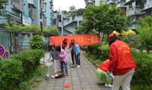 感恩的花开在大手牵小手的路上