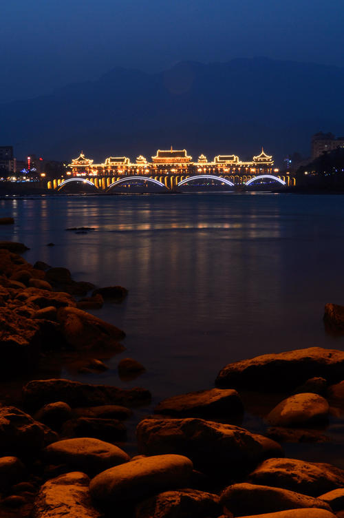 河边的夜晚