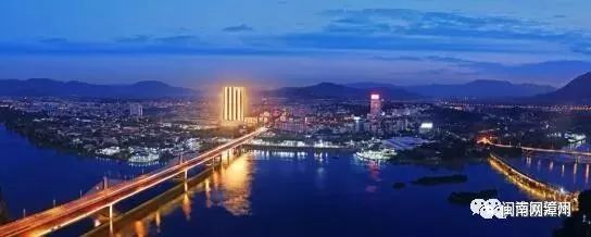 沿着河流的美丽