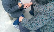 我帮奶奶剪指甲