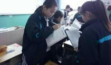 山区的路上洒满阳光