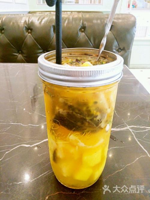 我为母亲泡茶。