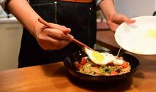 生活观察看妈妈烧菜