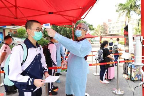 戴着面具去学校