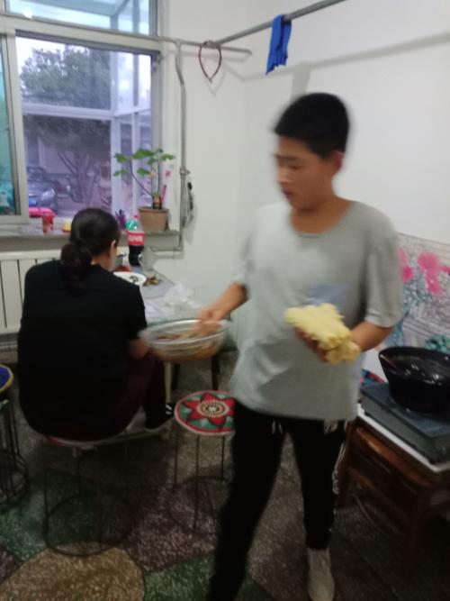 母亲只刷了一把鞋子