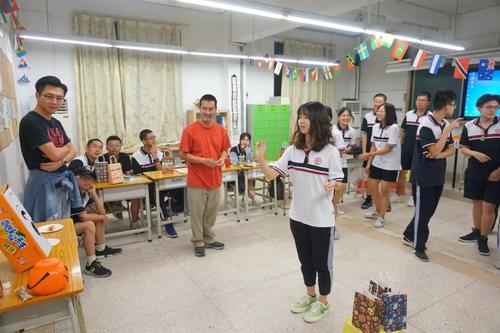 在学校游泳