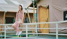 踮起脚尖极力触摸