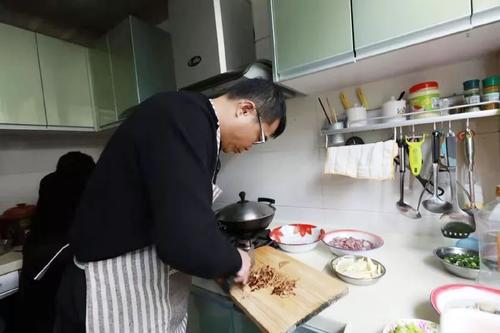 帮助母亲烹饪