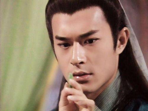 听小钟的哥哥笑着谈论他十年的生活变化