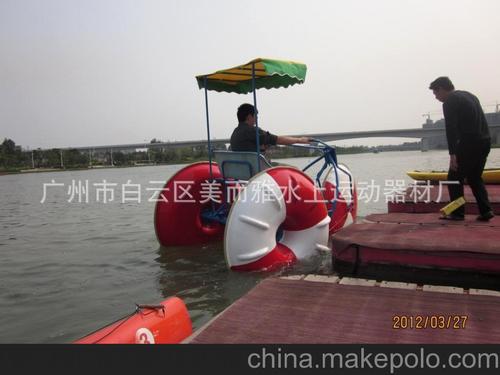 坐在三轮车上