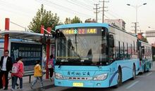 公交车上一道亮丽的风景线