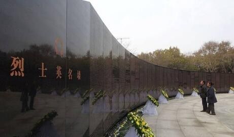 向英雄致敬