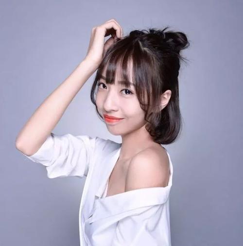 萤火虫在灯背后