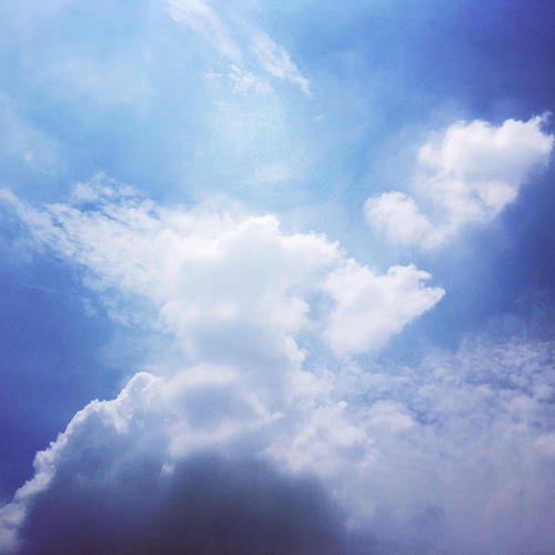 人们从拖着天空