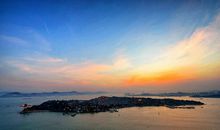 站在高处远眺美景