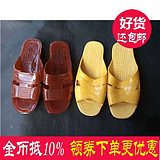 农民工的拖鞋进入公共厕所