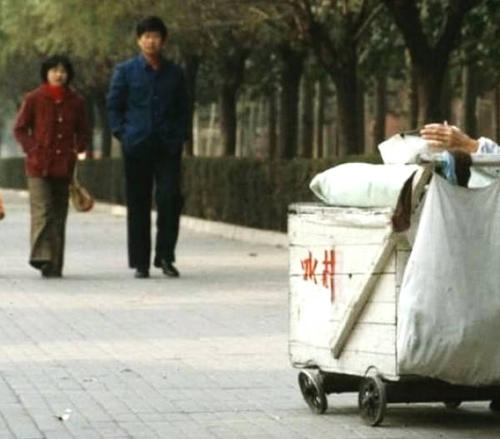 买冰淇淋的小母亲