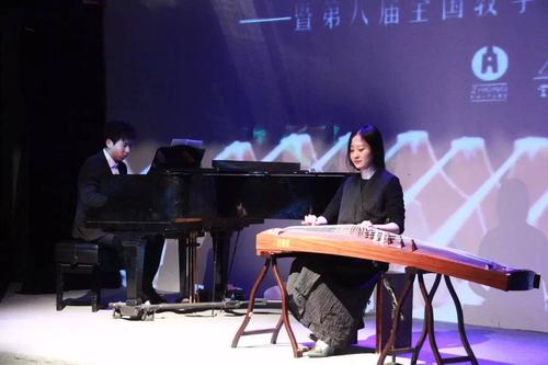 首次登台报道