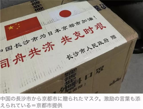 青山也与风雨一起工作