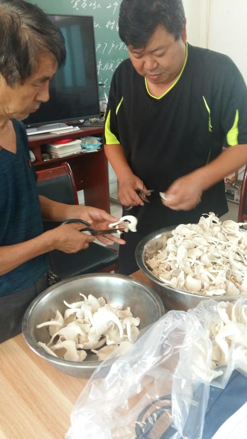 慢慢地靠近她