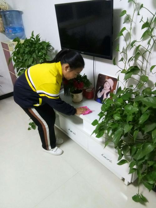 我正在帮助我的妈妈和爸爸。